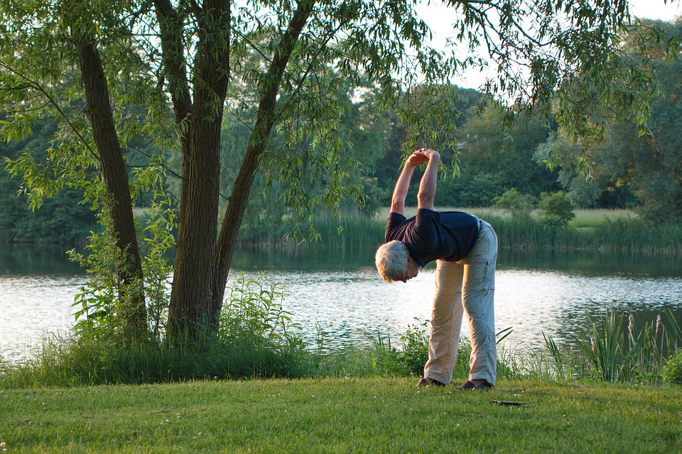 Seniors faisant du yoga - Crédit photo Cnort