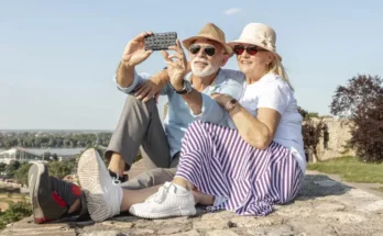 une couple de seniors en vacances