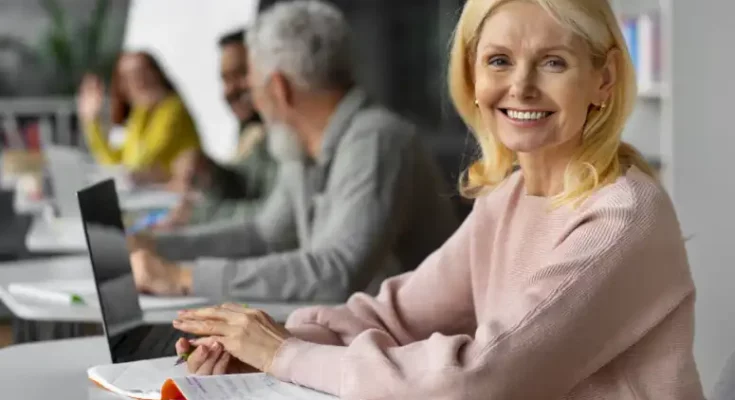 une femme seniors au travail